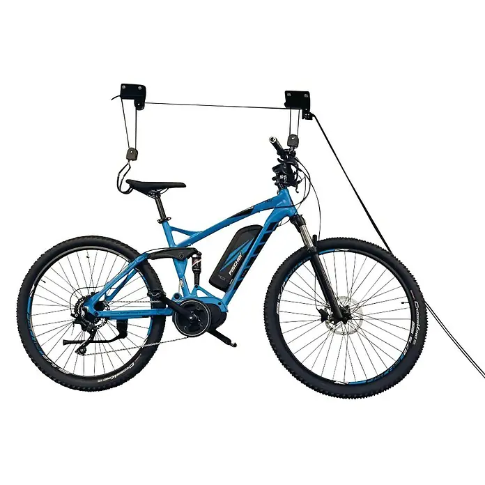 Fischer Fahrradlift ProfiPlus - Traglast: 57 kg, Passend für: Gerätschaften bis 57 kg - Ein blaues Fischer E-Mountainbike, das an einer Deckenaufhängung befestigt ist, wird gezeigt. Das Fahrrad hat markante Reifen und eine moderne Optik.