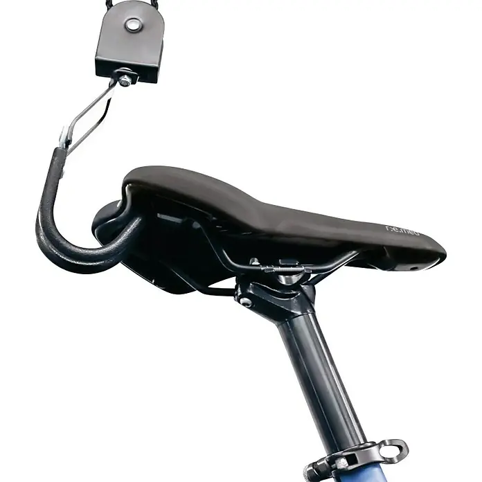 Fischer Fahrradlift ProfiPlus - Traglast: 57 kg, Passend für: Gerätschaften bis 57 kg - Nahaufnahme eines Fahrradsattels mit Halterung für Zubehör, montiert auf einer Sattelstange.
