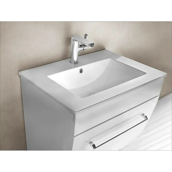 Camargue Orion Waschtischunterschrank - 59,7 x 45,5 x 52,5 cm, Weiß - Nahaufnahme eines modernen weißen Waschtisches mit Chromarmatur, der ein elegantes und minimalistisches Badezimmerdesign zeigt.
