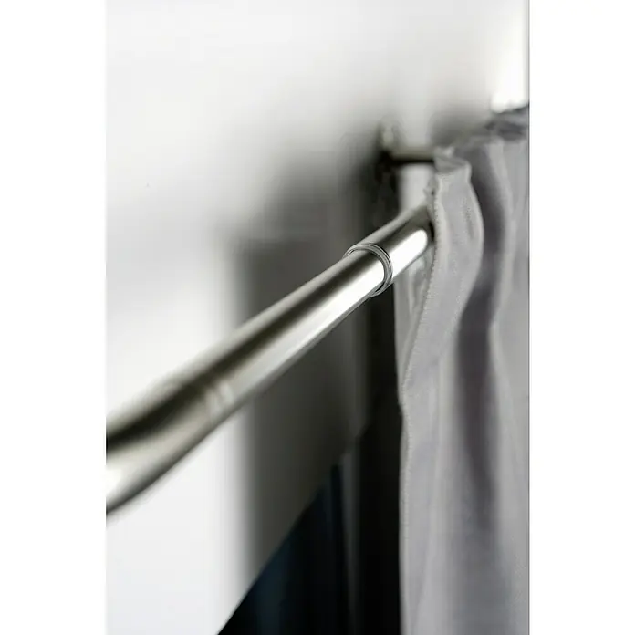 Stilgarnitur Day & Night - Länge Gardinenstange: 160 cm - 280 cm, Edelstahloptik - Detailansicht einer modernen Duschstange aus Edelstahl mit weißem Duschvorhang, die Funktionalität und elegantes Design vereint.