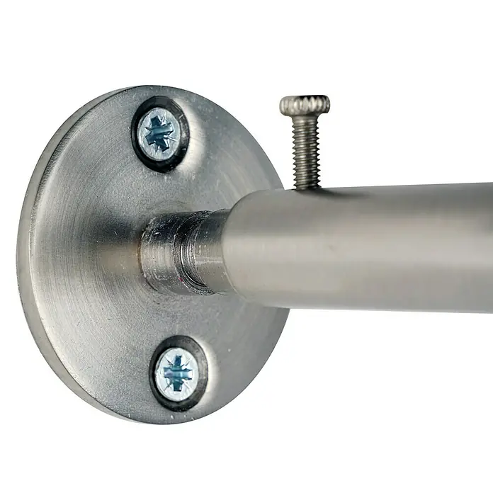 Stilgarnitur Day & Night - Länge Gardinenstange: 160 cm - 280 cm, Edelstahloptik - Nahaufnahme einer silbernen Gardinenstangenhalterung mit Schrauben an einer Wand, die Stabilität und Stil für jede Fensterdekoration bietet.