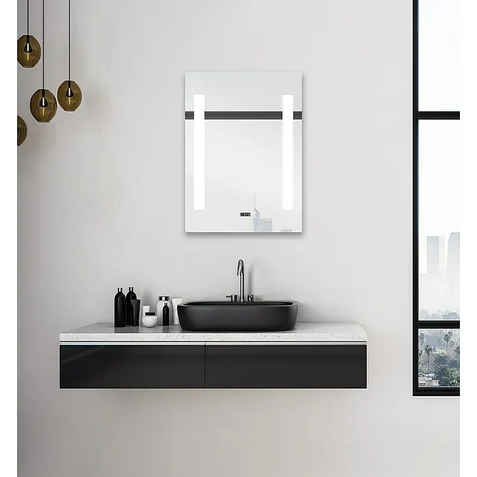 DSK LED-Lichtspiegel Chrystal Creek - 50 x 70 cm, Eingebaute Digitaluhr - Ein modernes Badezimmer mit einem beleuchteten Spiegel und einem schwarzen Waschbecken auf einem weißen Waschtisch.
