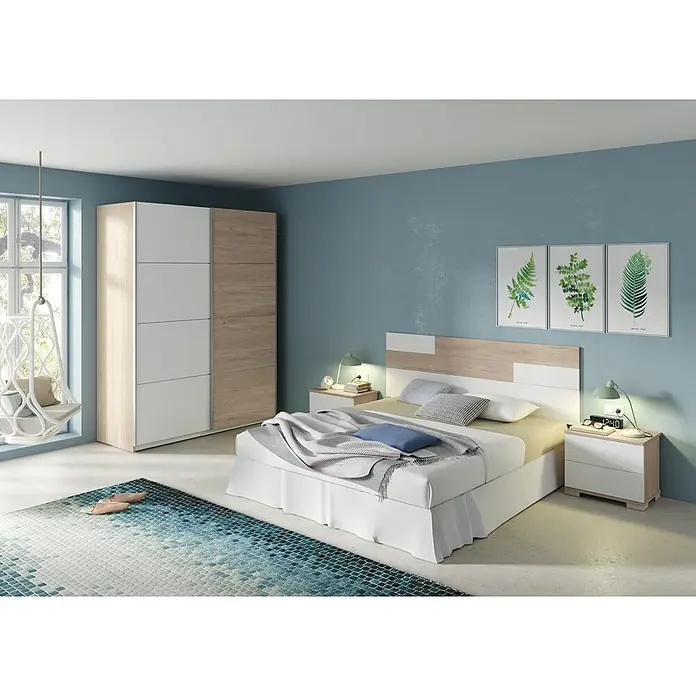 Muebles Pitarch Cabecero de cama con mesitas Erika - Blanco/Roble Aurora - Interior de dormitorio con una elegante cama doble, mesitas de noche y un armario moderno, creando un ambiente acogedor.