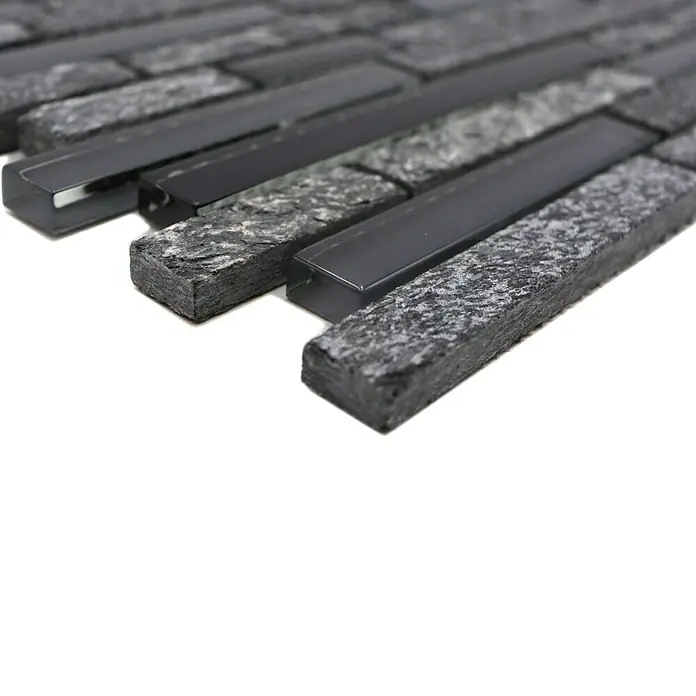 Mosaikfliese Crystal Mix XCM MV798 - 29,8 x 33,8 cm, Grau/Schwarz, Glänzend - Nahaufnahme von stilvollen schwarzen Mosaikfliesen, die eine moderne und elegante Textur für Innendesign-Projekte bieten.