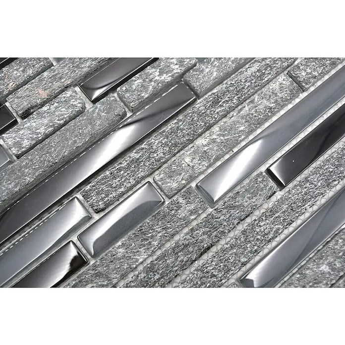 Mosaikfliese Crystal Mix XCM MV798 - 29,8 x 33,8 cm, Grau/Schwarz, Glänzend - Nahaufnahme eines Mosaiks aus grauen Steinen und glänzenden Metallstäben, ideal für moderne Wandverkleidungen.