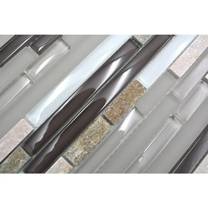 Mosaikfliese Verbund Crystal Mix XCM MV808 - 30 x 30 cm, Grau, Matt - Nahaufnahme von diagonal angeordneten Mosaikfliesen in Grau, Weiß und Braun mit Glas- und Steinelementen für stilvolle Wandgestaltung.