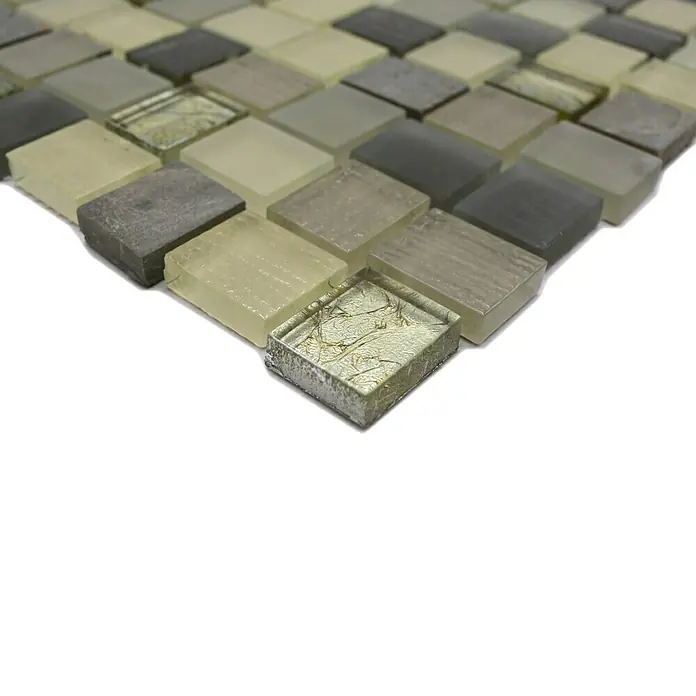 Mosaikfliese Crystal Mix XCM R09 - 27,3 x 27,3 cm, Braun/Grau, Matt - Nahaufnahme von Glasmosaikfliesen in verschiedenen Grau- und Beigetönen, die ein modernes und stilvolles Designelement darstellen.