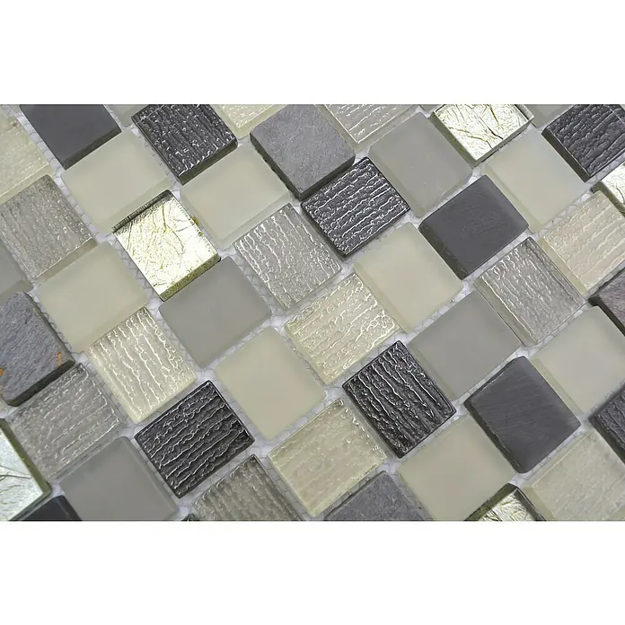 Mosaikfliese Crystal Mix XCM R09 - 27,3 x 27,3 cm, Braun/Grau, Matt - Nahaufnahme von grauen Mosaikfliesen mit verschiedenen Texturen und Oberflächen, ideal für stilvolle Wand- und Bodengestaltung.