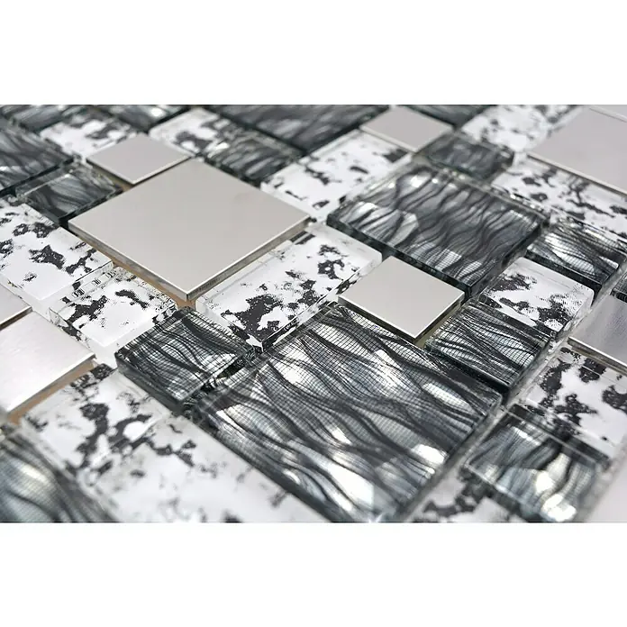 Mosaikfliese Crystal Mix XCM MC629 - 30 x 30 cm, Schwarz/Grau, Glänzend - Nahaufnahme einer eleganten Mosaikfliese mit silbernen Akzenten und einem modernen schwarz-weißen Muster.