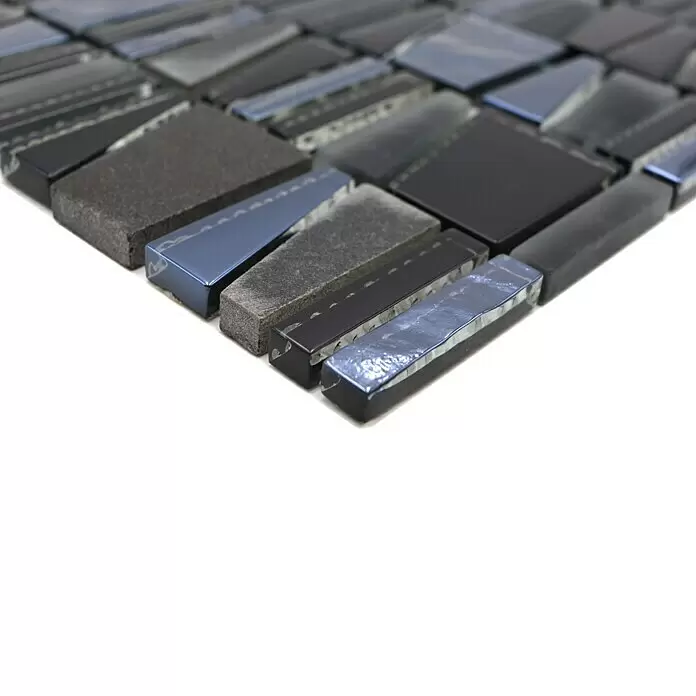 Mosaikfliese Leiter Mix XCM LA29 - 30 x 30 cm, Schwarz, Glänzend - Nahaufnahme von Mosaikfliesen mit glänzenden blauen, schwarzen und strukturierten grauen Rechteckstücken.