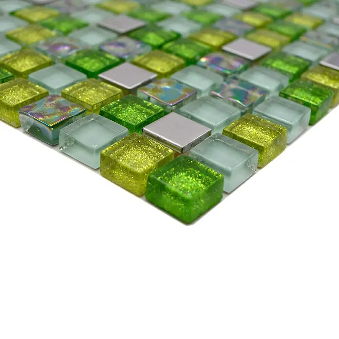 Mosaikfliese Quadrat Crystal Mix XCE 99 - 30,5 x 32,2 cm, Grün, Glänzend - Nahaufnahme von grünen und silbernen Glasmosaikfliesen, die ein glitzerndes und reflektierendes Muster für die Wandgestaltung bilden.