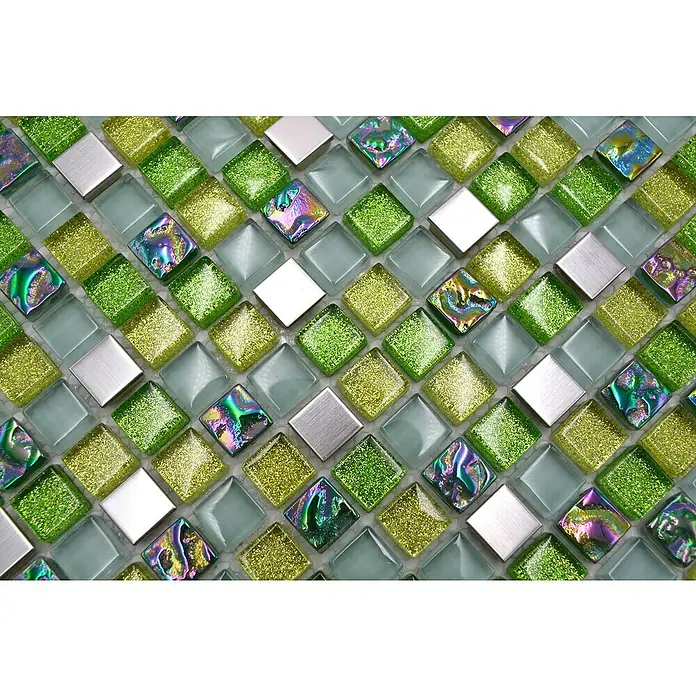 Mosaikfliese Quadrat Crystal Mix XCE 99 - 30,5 x 32,2 cm, Grün, Glänzend - Nahaufnahme von grünen und silbernen Mosaikfliesen, die eine elegante und moderne Oberfläche für Ihr Zuhause bieten.