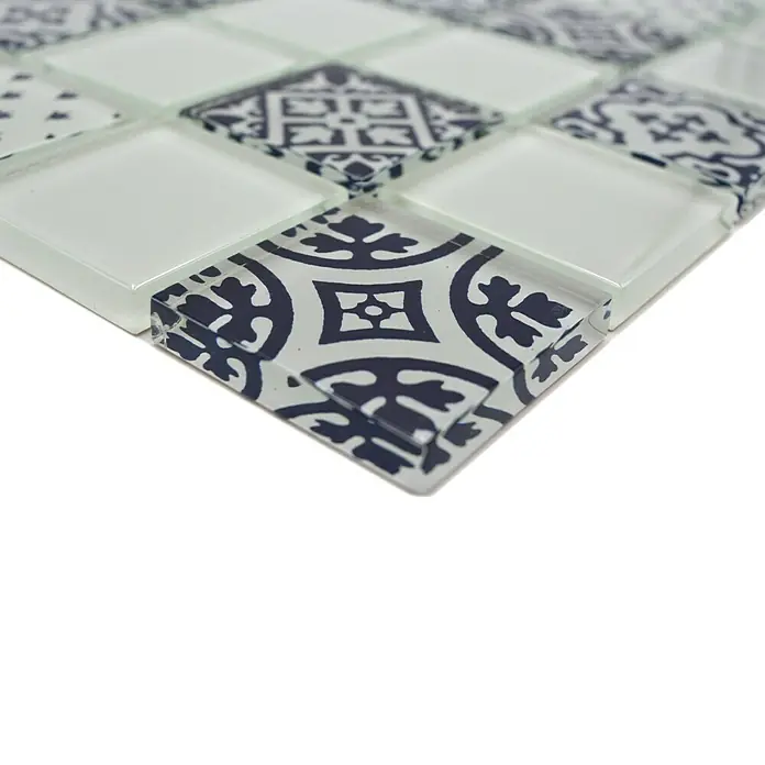 Mosaikfliese Quadrat Crystal XCM 8OP1 - 30 x 30 cm, Weiß, Glänzend - Nahaufnahme eines Mosaikfliesen-Designs mit weißen und blau gemusterten quadratischen Fliesen für stilvolle Inneneinrichtung.