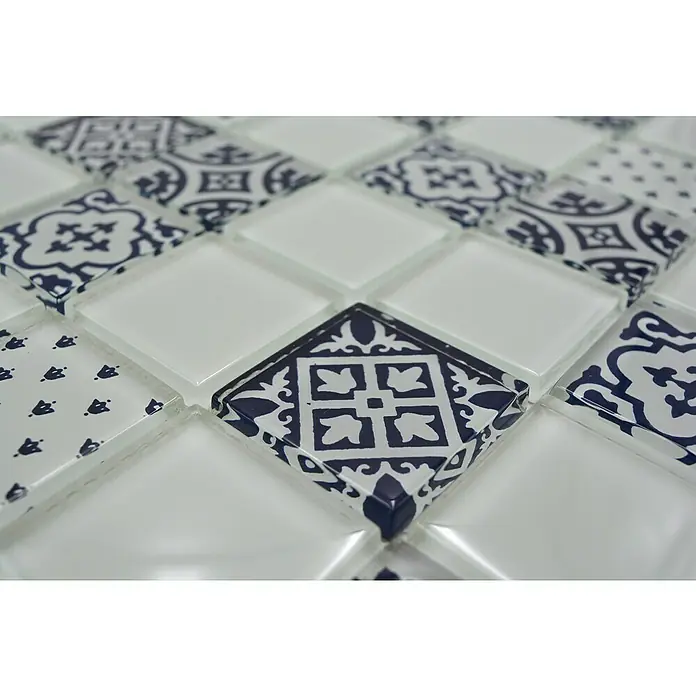 Mosaikfliese Quadrat Crystal XCM 8OP1 - 30 x 30 cm, Weiß, Glänzend - Nahaufnahme von weißen und blau gemusterten Keramikfliesen, die ein dekoratives Mosaikmuster bilden.