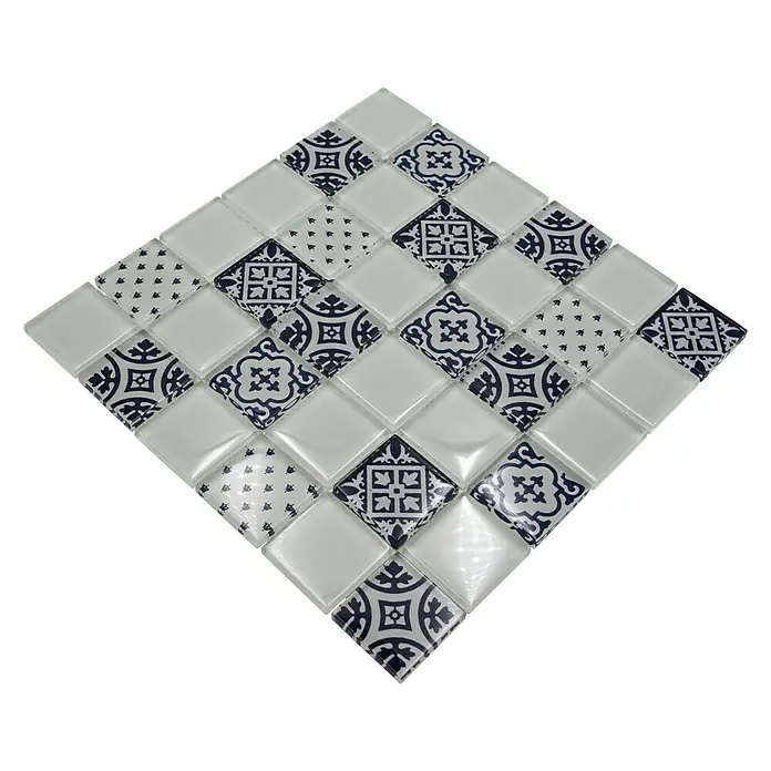 Mosaikfliese Quadrat Crystal XCM 8OP1 - 30 x 30 cm, Weiß, Glänzend - Nahaufnahme eines quadratischen Mosaiks mit weißen und blau gemusterten Glasfliesen, die ein dekoratives Element bilden.