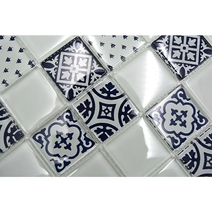 Mosaikfliese Quadrat Crystal XCM 8OP1 - 30 x 30 cm, Weiß, Glänzend - Nahaufnahme von glänzenden, dekorativen Mosaikfliesen in Weiß und Blau, ideal für stilvolle Wandgestaltungen.