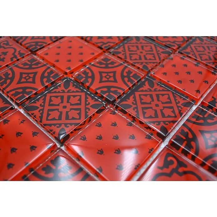 Mosaikfliese Quadrat Crystal XCM 8OP3 - 30 x 30 cm, Rot, Glänzend - Nahaufnahme von roten Mosaikfliesen mit schwarzen Mustern. Die glänzenden Fliesen sind quadratisch und verleihen jedem Raum einen Hauch von Eleganz.