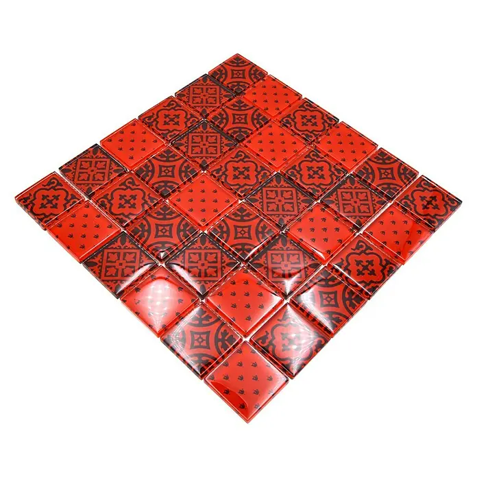 Mosaikfliese Quadrat Crystal XCM 8OP3 - 30 x 30 cm, Rot, Glänzend - Nahaufnahme einer roten Mosaikfliese mit schwarzem Muster. Das Fliesenmuster hat eine glänzende Oberfläche und ist quadratisch angeordnet.