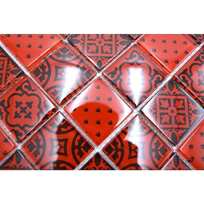 Mosaikfliese Quadrat Crystal XCM 8OP3 - 30 x 30 cm, Rot, Glänzend - Nahaufnahme von roten Mosaikfliesen mit schwarzen Mustern, die ein elegantes und dekoratives Design für Innenräume bieten.