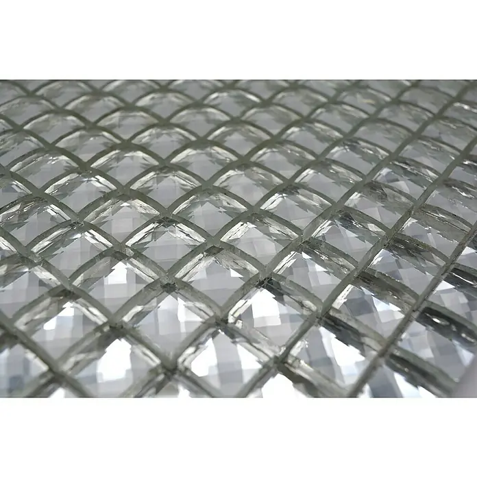 Mosaikfliese Quadrat Crystal XCM SV827 - 30 x 30 cm, Weiß, Glänzend - Nahaufnahme eines Musters aus klaren Kristallglasfliesen, die ein einzigartiges, glitzerndes und elegantes Design erzeugen.