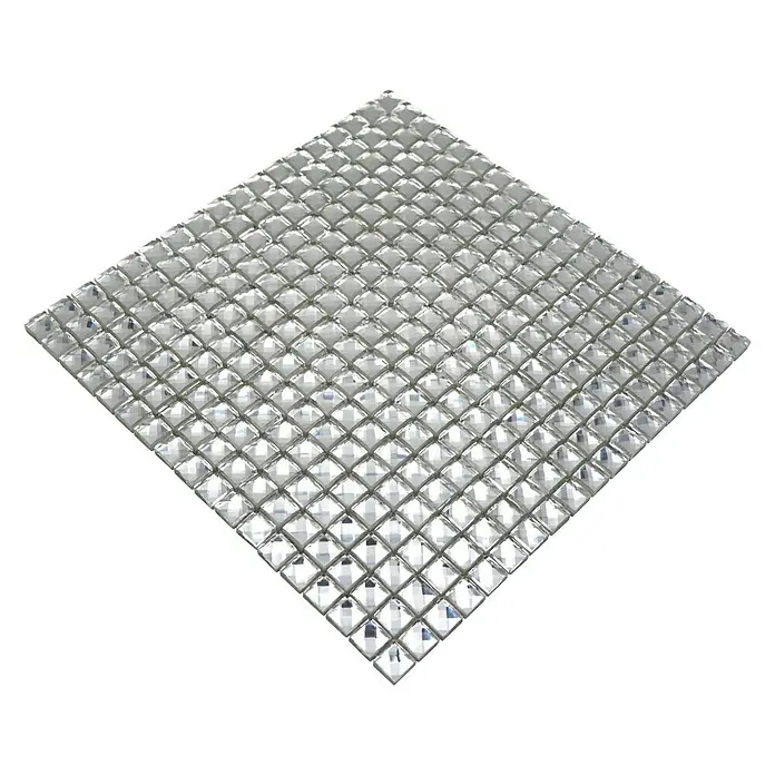 Mosaikfliese Quadrat Crystal XCM SV827 - 30 x 30 cm, Weiß, Glänzend - Nahaufnahme eines quadratischen Blatts Kristallglas-Mosaikfliesen auf schwarzem Hintergrund, das Textur und Glanz betont.