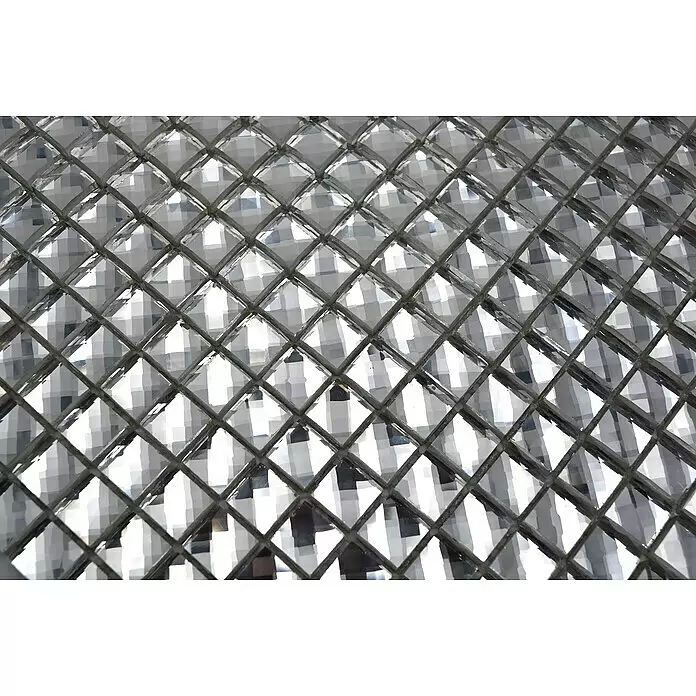 Mosaikfliese Quadrat Crystal XCM SV827 - 30 x 30 cm, Weiß, Glänzend - Nahaufnahme von klarem, strukturiertem Glas im Rautengittermuster, das Licht streut.