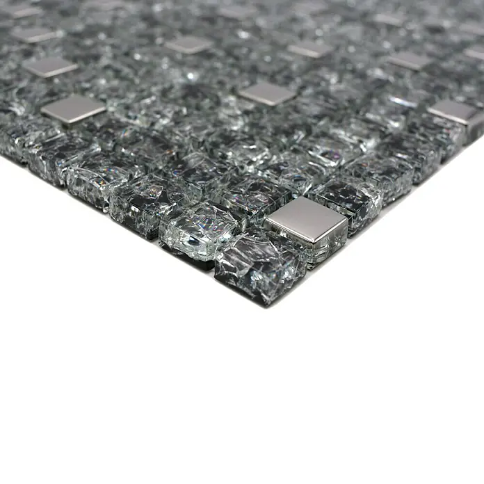 Mosaikfliese Quadrat Crystal Mix XIC 1099 - 30 x 30 cm, Schwarz/Silber, Glänzend - Nahaufnahme eines Musters aus grauen Mosaikfliesen mit silberfarbenen Akzenten, ideal für moderne Raumgestaltung.