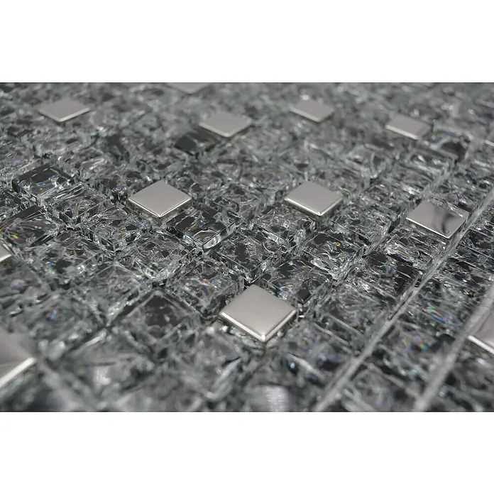 Mosaikfliese Quadrat Crystal Mix XIC 1099 - 30 x 30 cm, Schwarz/Silber, Glänzend - Nahaufnahme von quadratischen Kristallglasfliesen mit metallischen Akzenten, die eine luxuriöse und moderne Textur erzeugen.