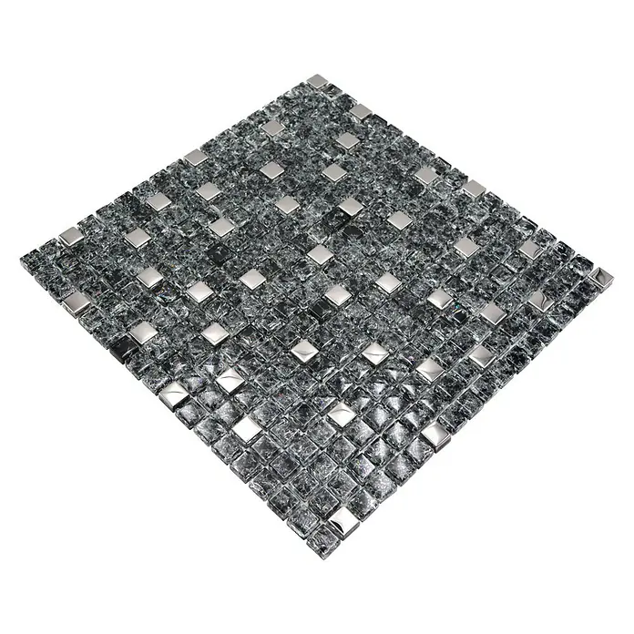 Mosaikfliese Quadrat Crystal Mix XIC 1099 - 30 x 30 cm, Schwarz/Silber, Glänzend - Nahaufnahme einer glitzernden Glasmosaikfliese mit silbernen Akzenten, ideal für stilvolle Wand- und Bodendesigns.