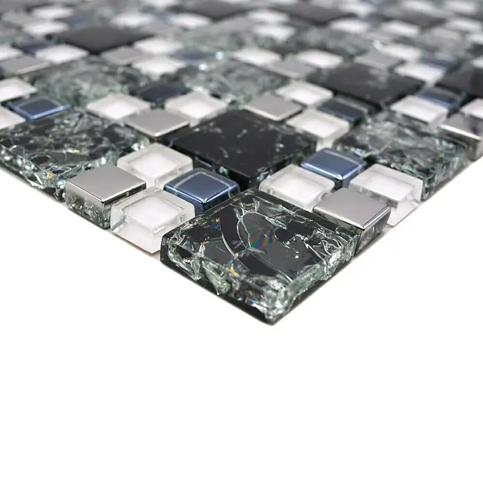 Mosaikfliese Crystal Mix XIC K1499 - 33,8 x 33,8 cm, Schwarz, Glänzend - Nahaufnahme eines Mosaiks mit quadratischen, reflektierenden Glas- und Metallfliesen in Schwarz-, Silber- und Blautönen.
