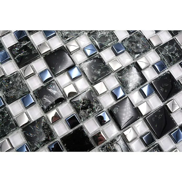 Mosaikfliese Crystal Mix XIC K1499 - 33,8 x 33,8 cm, Schwarz, Glänzend - Nahaufnahme von glänzenden, quadratischen Mosaikfliesen in Schwarz, Weiß und Silber, die ein elegantes Muster für Wand- und Bodendesign bilden.