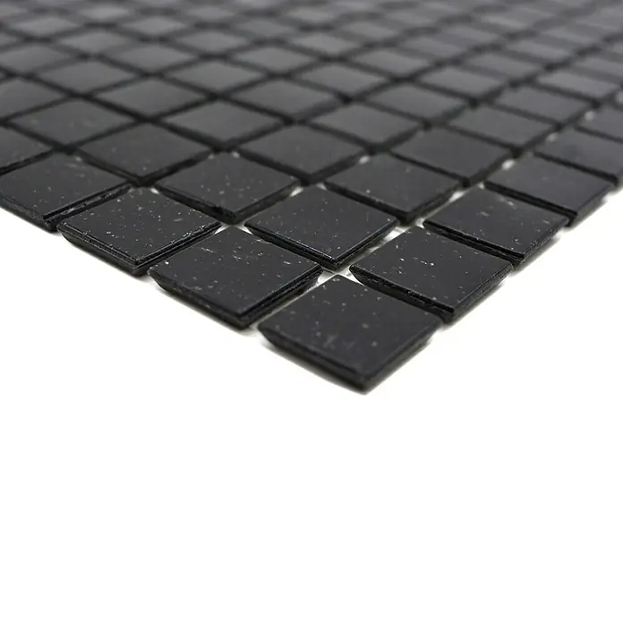 Mosaikfliese Quadrat Crystal Uni GM A 50 - 32,7 x 30,5 cm, Schwarz, Matt - Nahaufnahme eines Blattes aus schwarzen quadratischen Mosaikfliesen mit leicht gesprenkelter Textur, ideal für Badezimmer- oder Küchenrückwände.