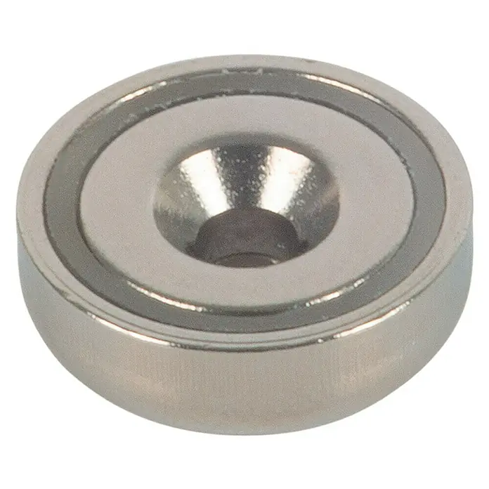 Fix-o-moll Topfmagnet Neodym mit Bohrung - Durchmesser: 20 mm, Höhe: 7 mm, Traglast: 10 kg - Nahaufnahme eines runden, silbernen Magneten mit einer mittigen Senkbohrung auf einem schwarzen Hintergrund.