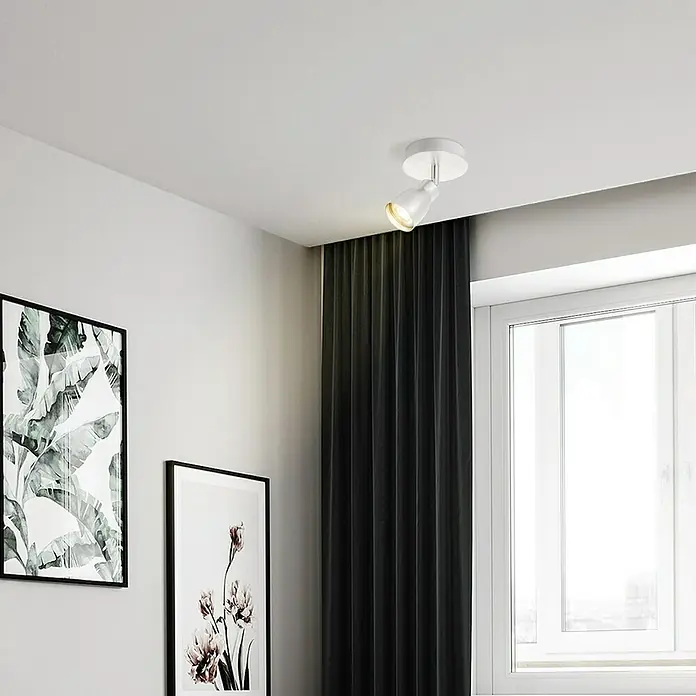 Home Sweet Home LED-Deckenstrahler rund Alba - 5,8 W, Ø x H: 11,5 x 13,5 cm, Aluminium, Warmweiß, 1 Stk. - Eine weiße Deckenleuchte mit einem einzelnen Spot, der ein warmes Licht ausstrahlt und eine gemütliche Atmosphäre schafft.