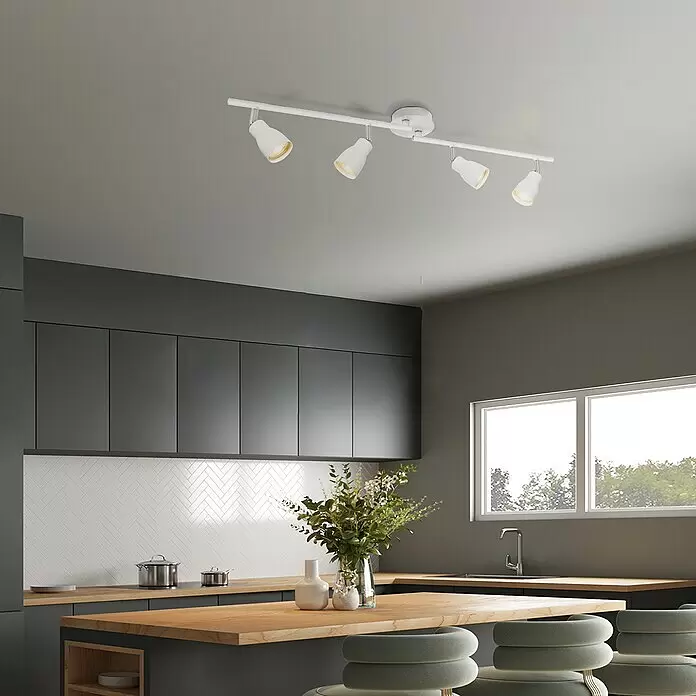Home Sweet Home LED-Wandstrahler Alba - 5,8 W, Weiß, Warmweiß, Anzahl Leuchtmittel: 4 Stk. - Weiße Deckenleuchte mit vier verstellbaren Strahlern, die eine moderne Küche beleuchtet.