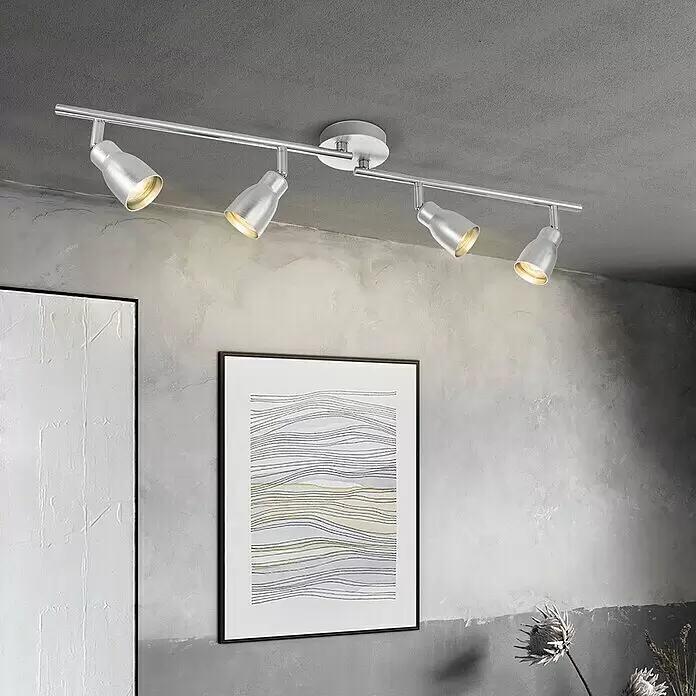 Home Sweet Home LED-Wandstrahler Alba - 5,8 W, Aluminium, Warmweiß, Anzahl Leuchtmittel: 4 Stk. - Silberne Schienenleuchte mit vier verstellbaren Strahlern an der Decke, die eine Wand beleuchtet.