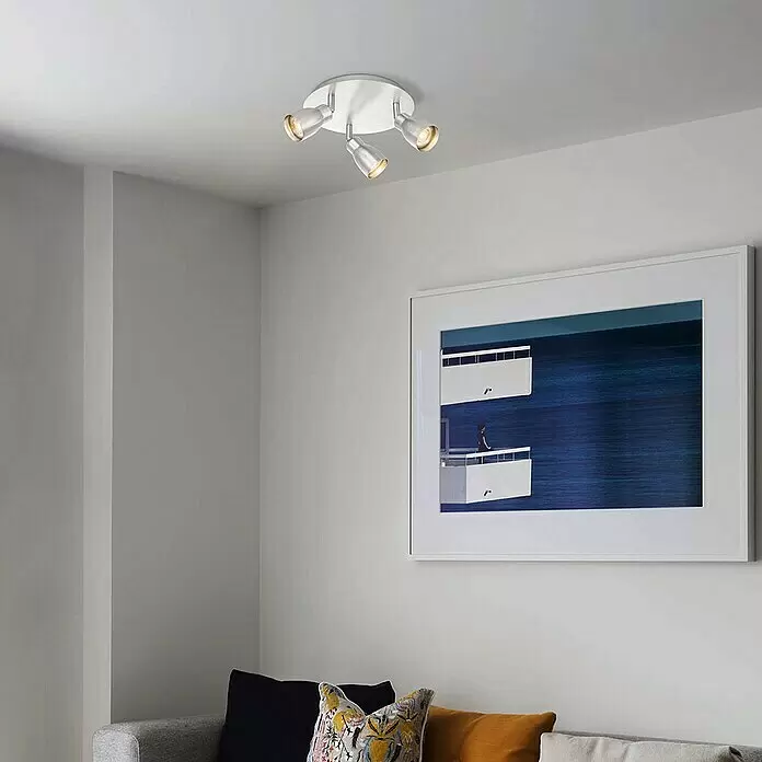 Home Sweet Home LED-Deckenstrahler rund Alba - 5,8 W, Ø x H: 20 x 13,5 cm, Aluminium, Warmweiß, 3 Stk. - Weiße Deckenleuchte mit drei verstellbaren silbernen Strahlern, an einer Decke installiert.