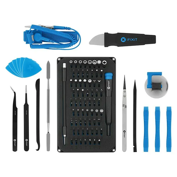 iFixit Werkzeug-Set Pro Tech - 84 -tlg. - Ein iFixit Reparaturset, das eine Vielzahl von Werkzeugen für die Reparatur elektronischer Geräte enthält, übersichtlich angeordnet.