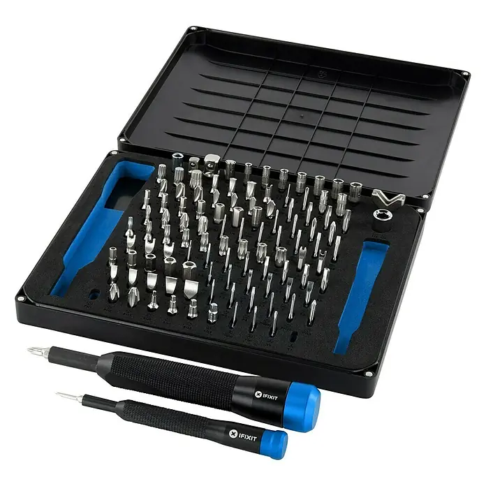 iFixit Set de puntas Manta - Apto para: Smartphones - Un kit de herramientas iFixit con destornilladores y puntas en una caja negra con incrustaciones azules para reparar dispositivos electrónicos.