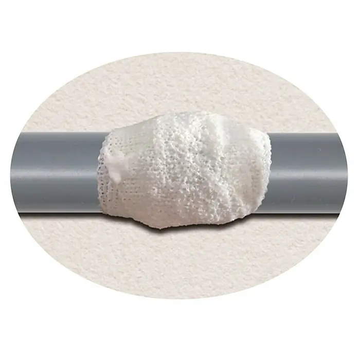 Atmos Cinta de reparación antifugas reforzada - Tuberías de desagüe - Primer plano de una varilla de metal vendada que se muestra dentro de un óvalo.