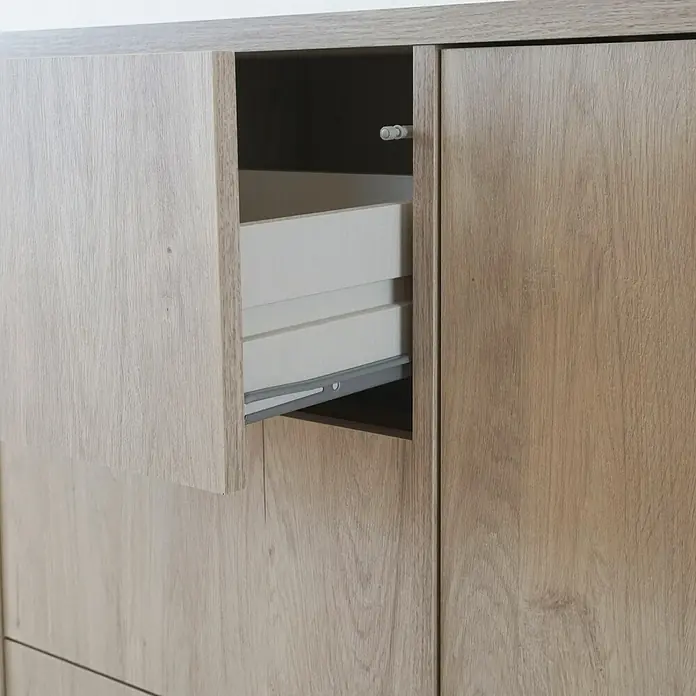 Muebles Pitarch Oslo Aparador - L x An x Al: 40 x 140 x 89 cm, Roble aurora, Número de cajones: 3 ud. - Primer plano de un mueble de madera clara con un cajón parcialmente abierto, mostrando los detalles de construcción.