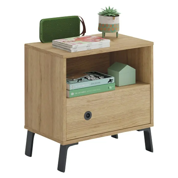 Muebles Pitarch Camila Cabecero de cama con mesita - 2 pzs., Roble gold - Una mesita de noche moderna de madera con un cajón, un compartimento abierto y objetos colocados encima y dentro.