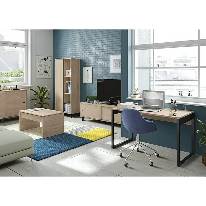 Muebles Pitarch Kamet Aparador - L x An x Al: 40 x 120 x 87 cm, Roble aurora - Salón con mesa de centro marrón claro, mueble de televisión, escritorio y silla azul, creando un ambiente moderno y elegante.