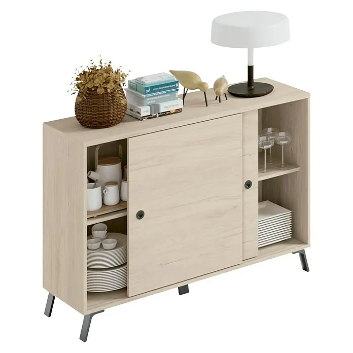 Muebles Pitarch Kamet Aparador - L x An x Al: 40 x 120 x 87 cm, Roble aurora - El aparador con efecto de madera clara ofrece almacenamiento detrás de una puerta corredera y está equipado con artículos de decoración y vajilla.