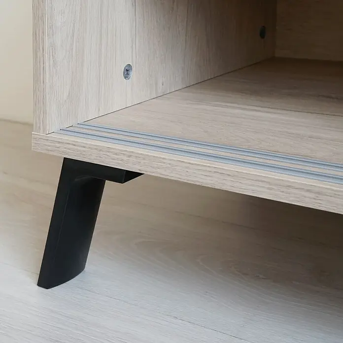 Muebles Pitarch Kamet Aparador - L x An x Al: 40 x 120 x 87 cm, Roble aurora - Primer plano de un mueble de madera clara con una pata negra moderna, que muestra una estética elegante y funcional.