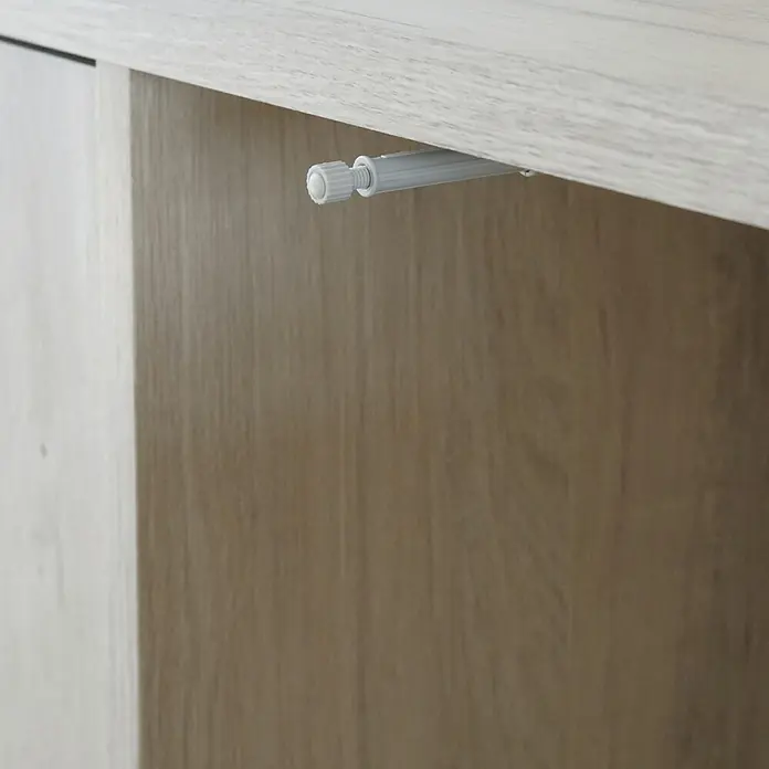 Muebles Pitarch Oslo Aparador - L x An x Al: 40 x 140 x 89 cm, Roble aurora, Número de cajones: 3 ud. - Primer plano de una cerradura de mueble fijada a un panel de madera, que garantiza un cierre seguro.