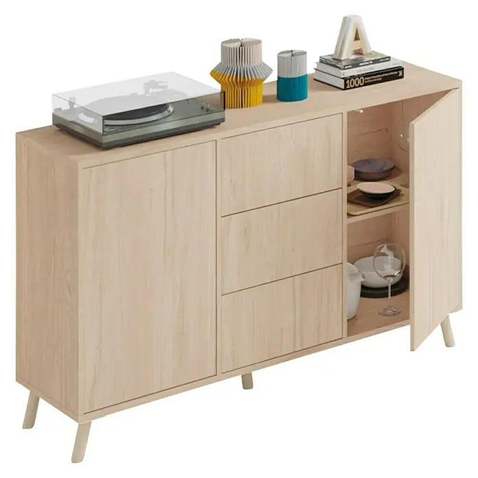 Muebles Pitarch Oslo Aparador - L x An x Al: 40 x 140 x 89 cm, Roble aurora, Número de cajones: 3 ud. - El aparador ofrece espacio de almacenamiento y está decorado con objetos decorativos como un tocadiscos y jarrones. El frente consta de puertas y cajones.