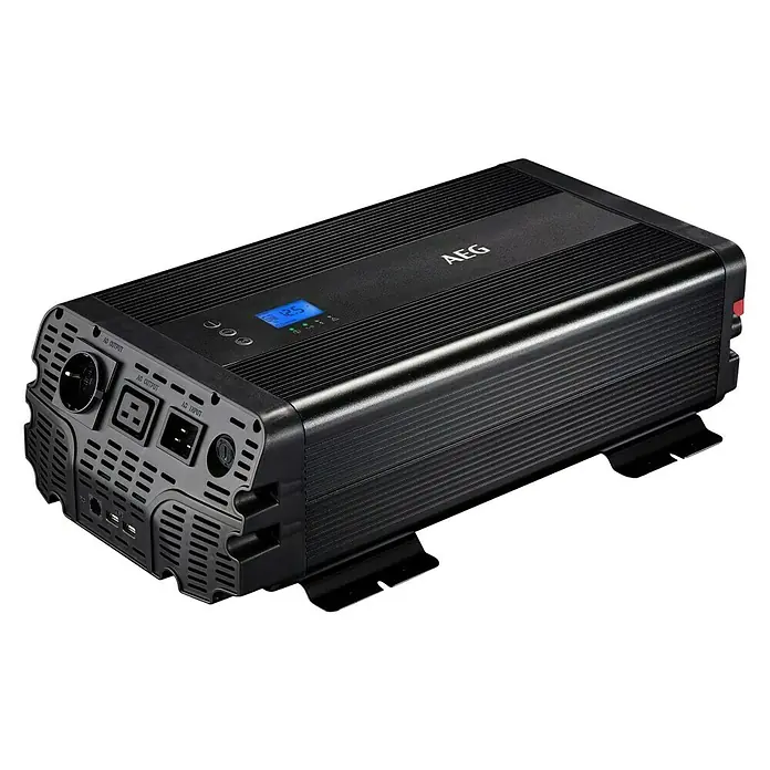 AEG Spannungswandler Sinus - 3.000 W - Ein schwarzer AEG-Wechselrichter mit verschiedenen Anschlüssen und einem blauen Display. Geeignet für den mobilen Einsatz, um Strom umzuwandeln.