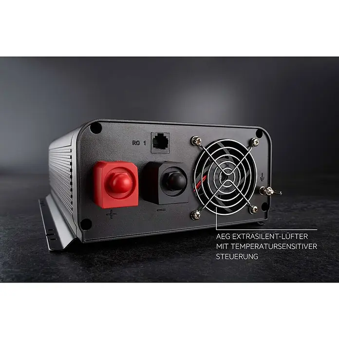 AEG Spannungswandler Sinus - 3.000 W - Rückansicht eines Wechselrichters mit Anschlüssen, Lüfter und Erdung. Sorgt für eine effiziente Stromumwandlung und Kühlung.