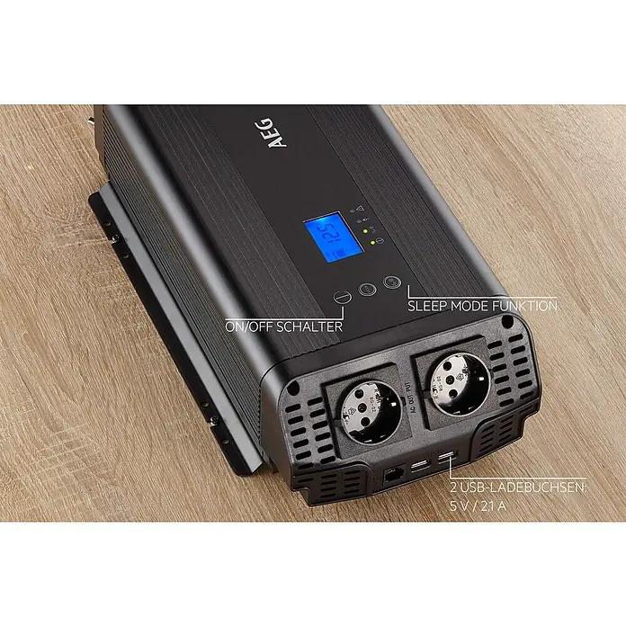 AEG Spannungswandler Sinus - 3.000 W - Nahaufnahme eines AEG-Spannungswandlers mit Steckdosen, USB-Anschlüssen, Display und Bedienelementen zur Stromversorgung elektronischer Geräte.